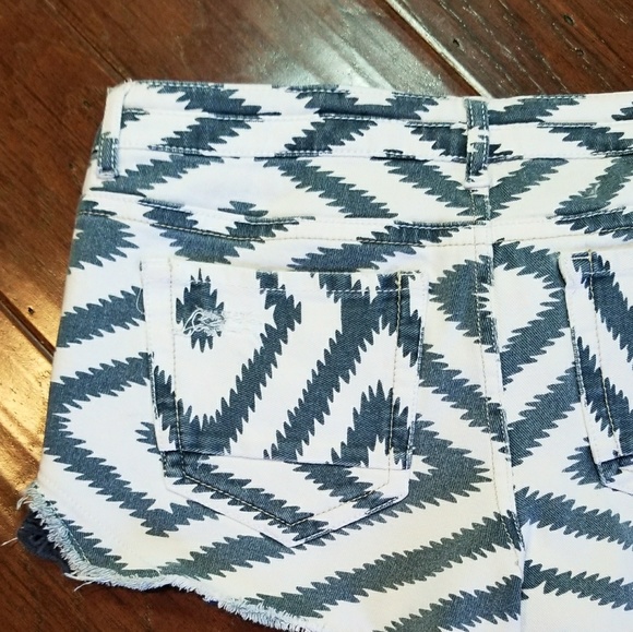 Cute distressed chevron print shorts. - Picture 7 of 7